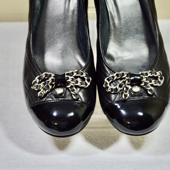 NWOT Stuart Weitzman Black Round Toe Chain Bow Pumps - Picture 7 of 11